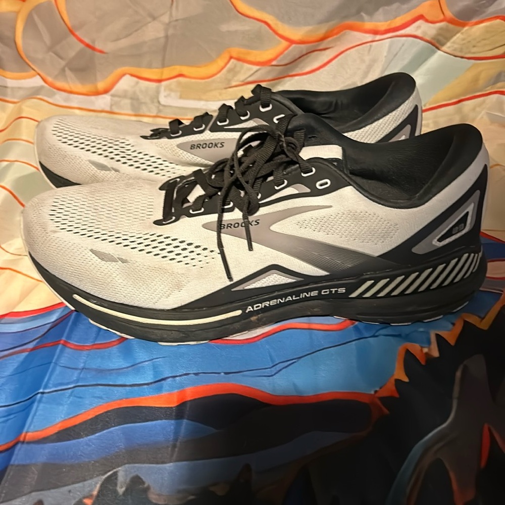 Lightly used Men’s Brooks Adrenaline GTS Sneakers